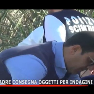 LORIS, PADRE CONSEGNA OGGETTI PER INDAGINI