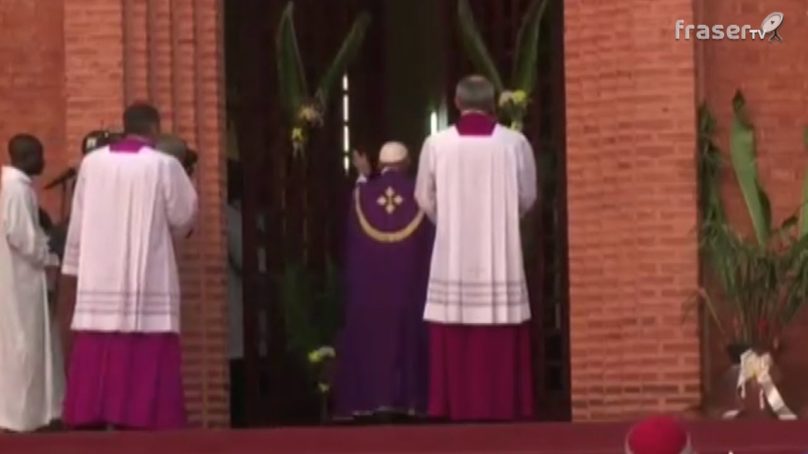 Il Papa ha aperto a Bangui la prima Porta Santa del Giubileo