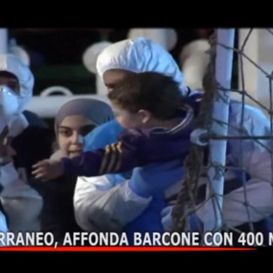 Mediterraneo, affonda barcone con 400 migranti